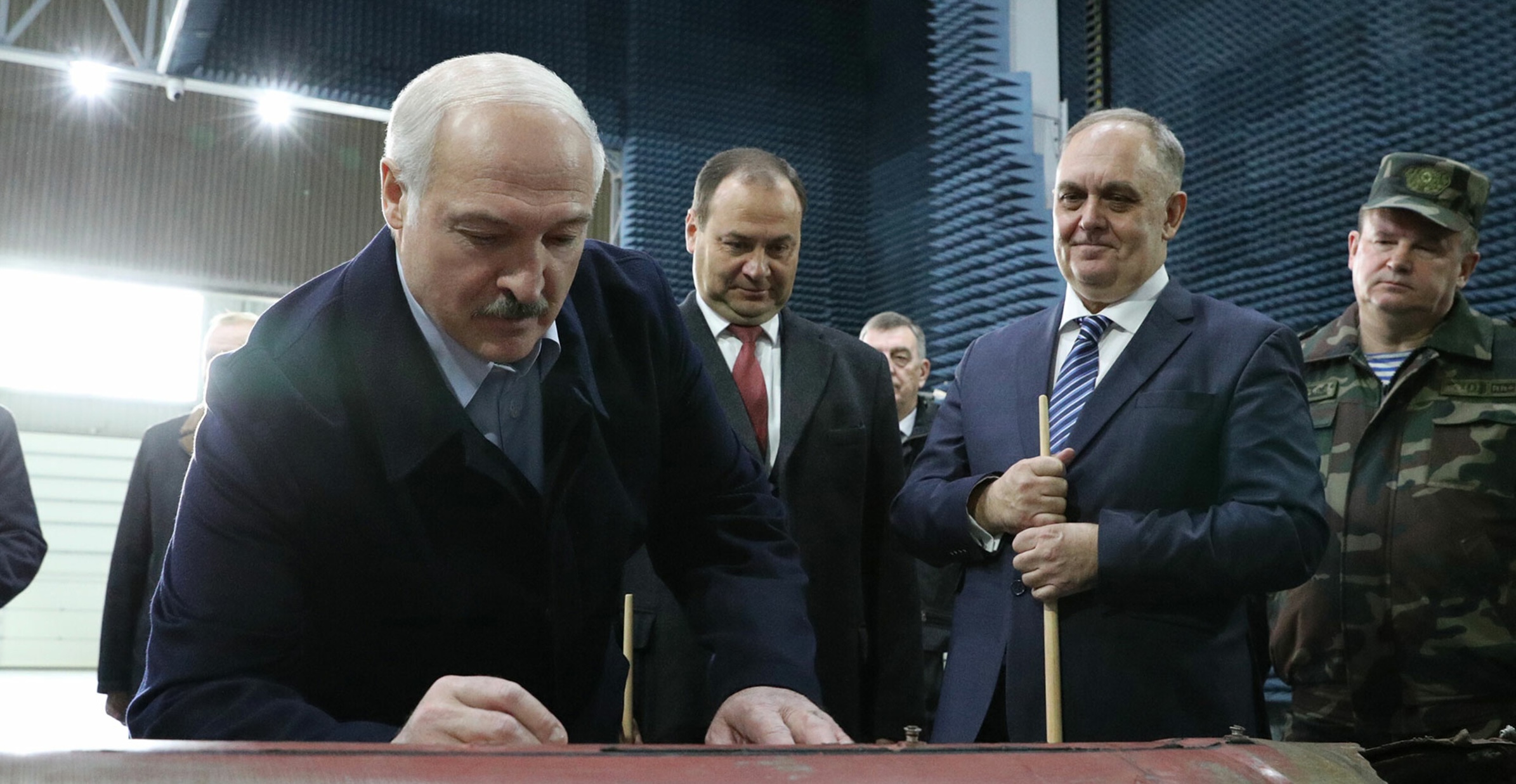 Aleksandr Lukashenko posetil opytno-ispytatelnyj uchastok «OKB TSP»