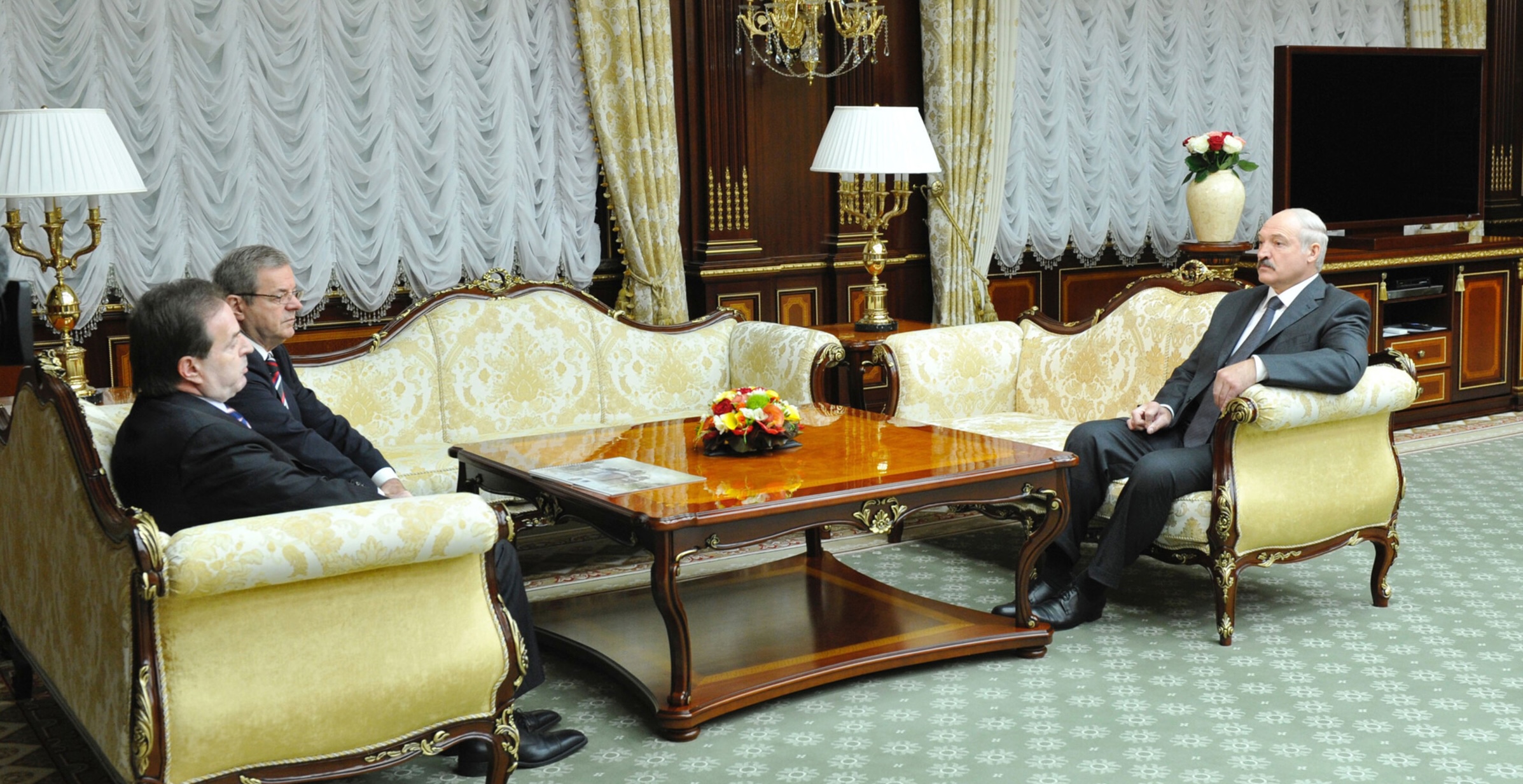 LUKASHENKO I KARICHI